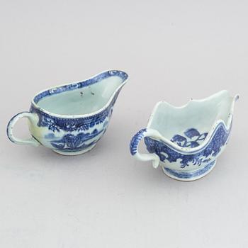 A group of 12 blue and white export porcelain objects, Qing dynasty, Qianlong (1736-95), and 19th century.