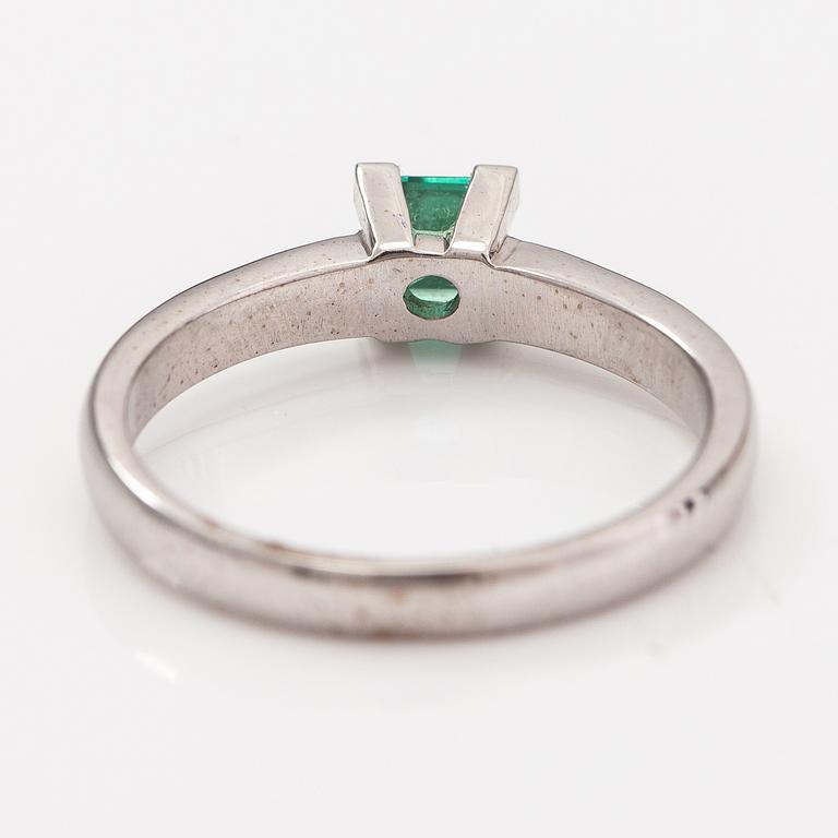 An 18K white gold ring with diamonds ca. 0.19 ct in total and a tourmaline ca 0.46 ct.