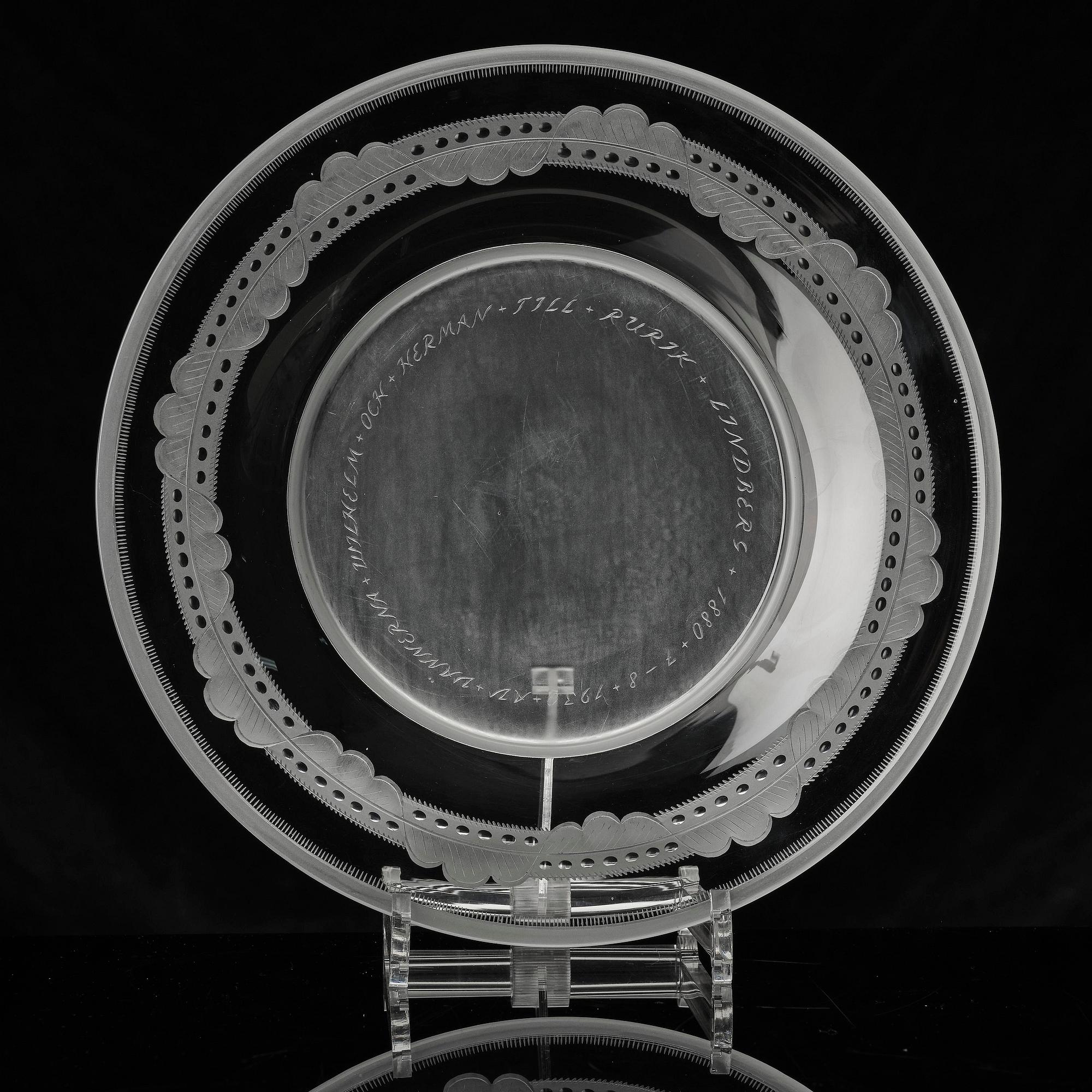 Simon Gate, an engraved glass bowl with plate, Orrefors 1930, model 122.