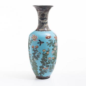 Vas, cloisonné på koppar, Japan, Meiji/Taishō, 1900-talets första del.