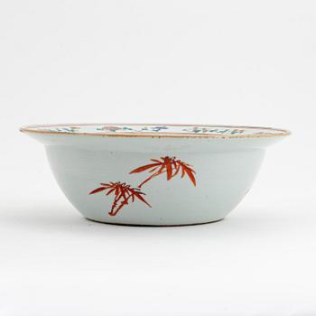 A famille rose basin, late Qing dynasty, circa 1900.