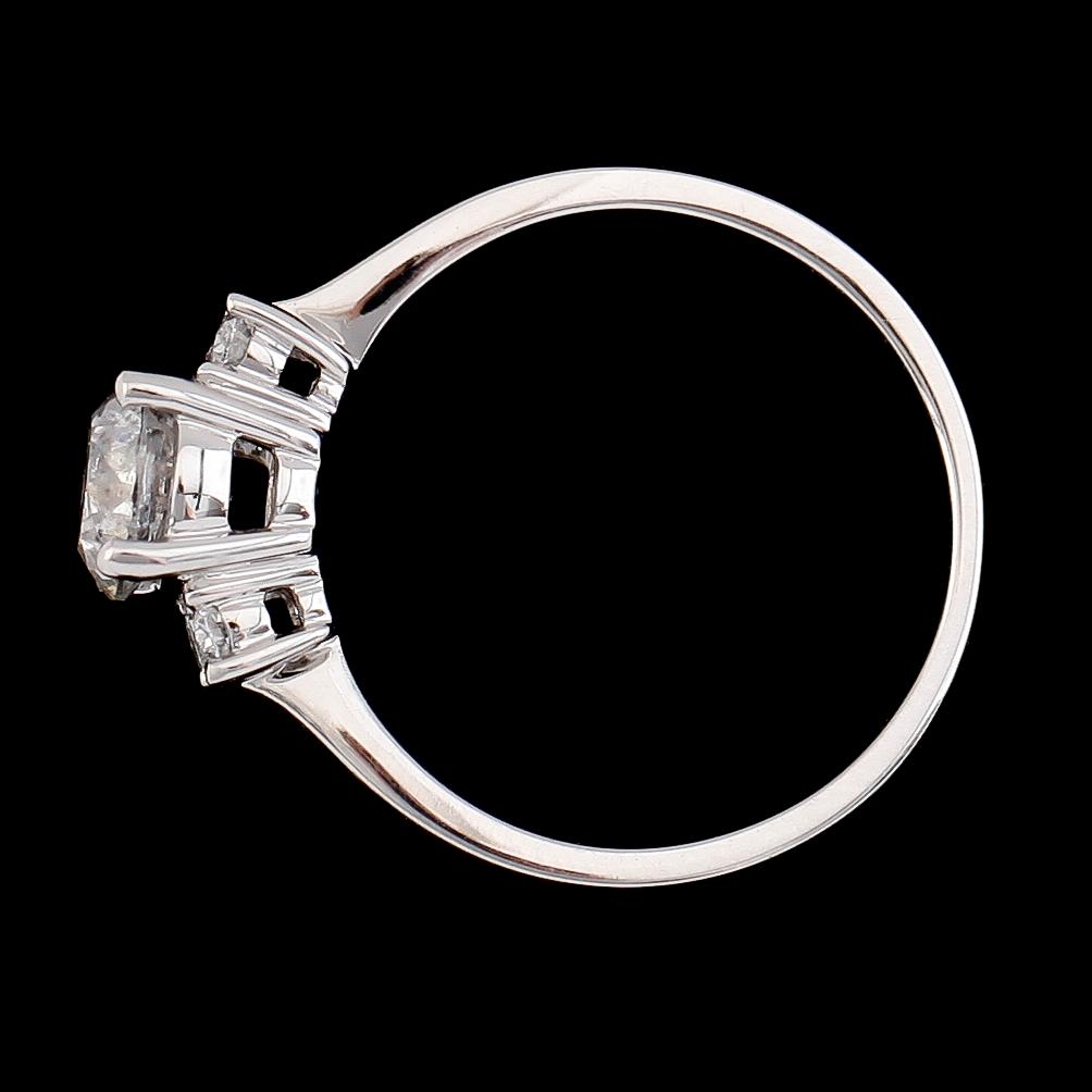 RING, 18K vitguld, briljantslipade diamanter tot ca 1.20 ct. Vikt ca 3 g.