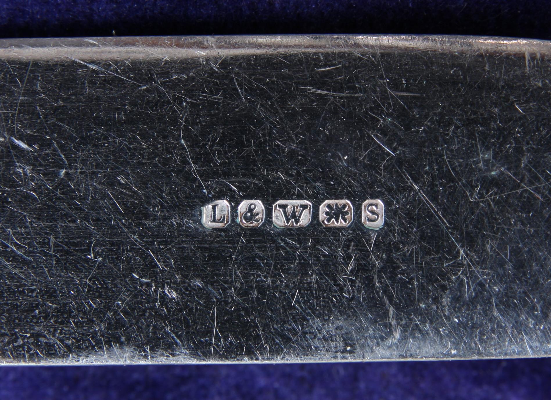 FISKBESTICK, 24 delar, vitmetall, silver och pärlemor, Henry Wigfull, Sheffield, England 1906.