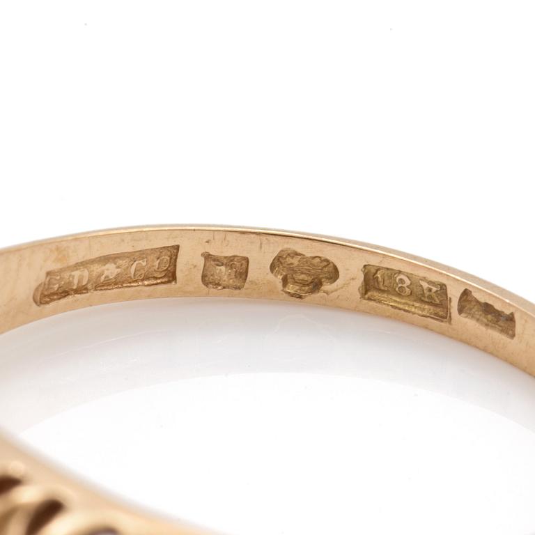 RING med fasettslipade syntetiska rubiner samt syntetiska vita spineller.