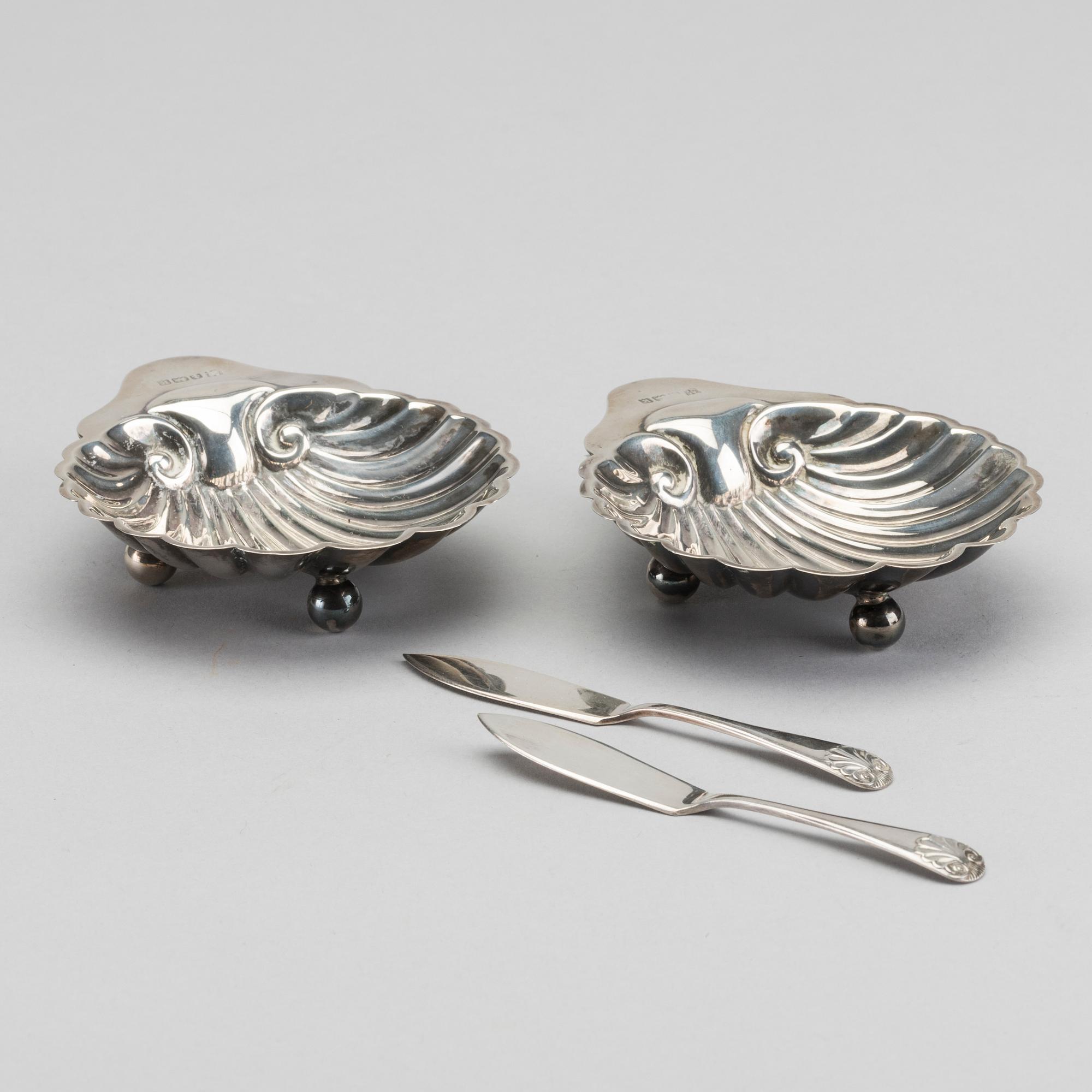 ALEXANDER CLARK & CO,  smörsnäckor ett par samt knivar ett par, silver tidigt 1900-tal i etui.