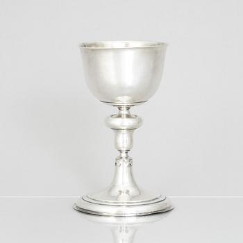 An 18th century parcel-gilt silver cup and paten, Sint 1712.