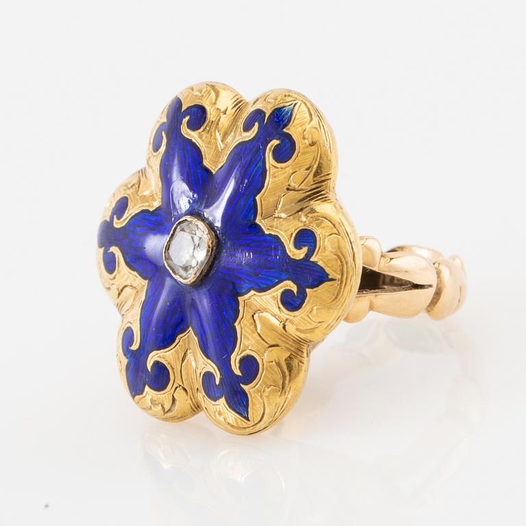 Ring 18K guld och emalj med en gammalslipad cushionformad fasetterad sten.