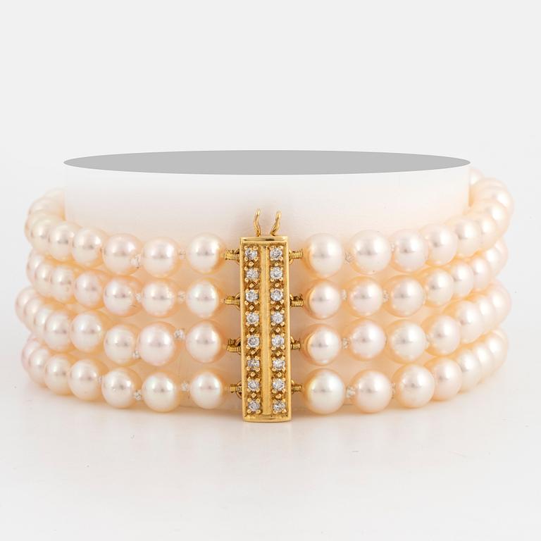 Cultured four strand pearl bracelet, clasp 18K gold with brilliant-cut diamonds.