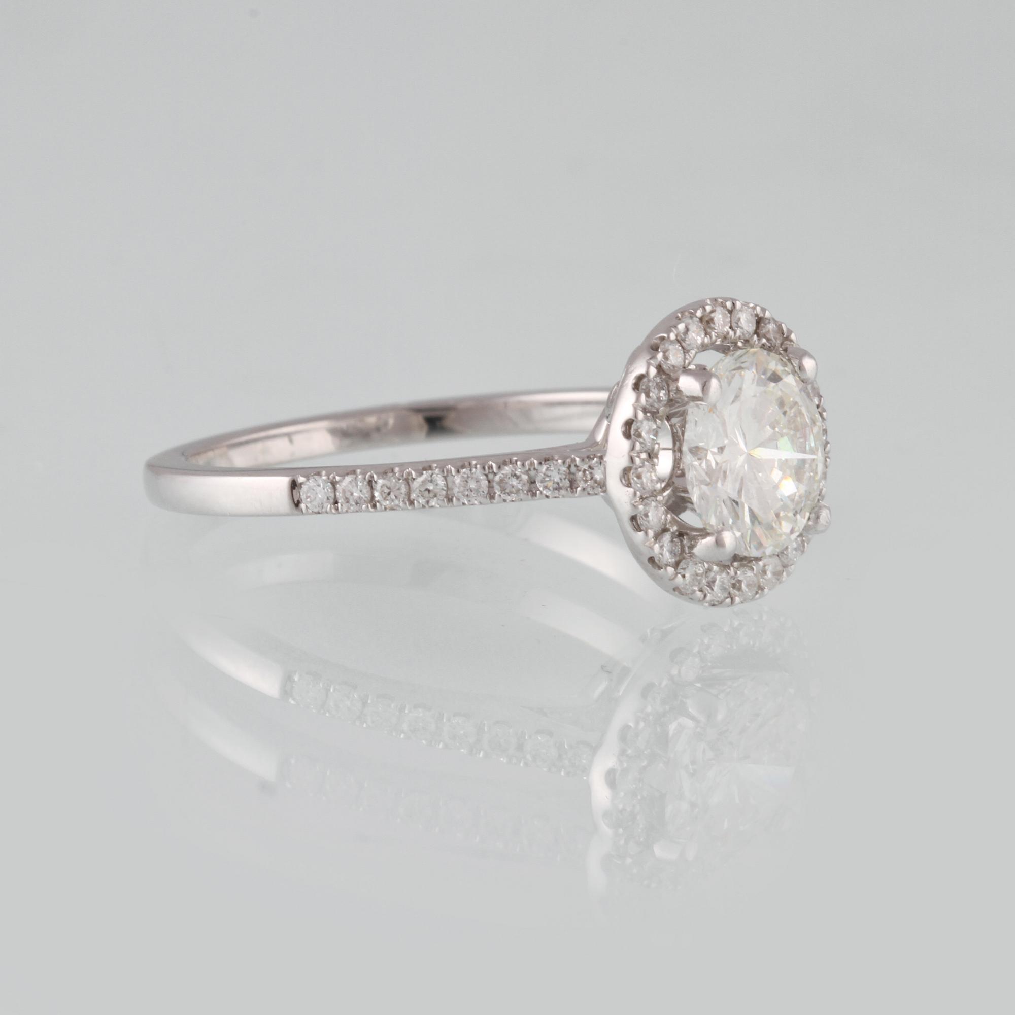 RING, 18K vitguld med briljantslipad diamant 1.07 ct samt små briljantsliapde diamanter 0.28 ct. Vikt 3.3 gram.
