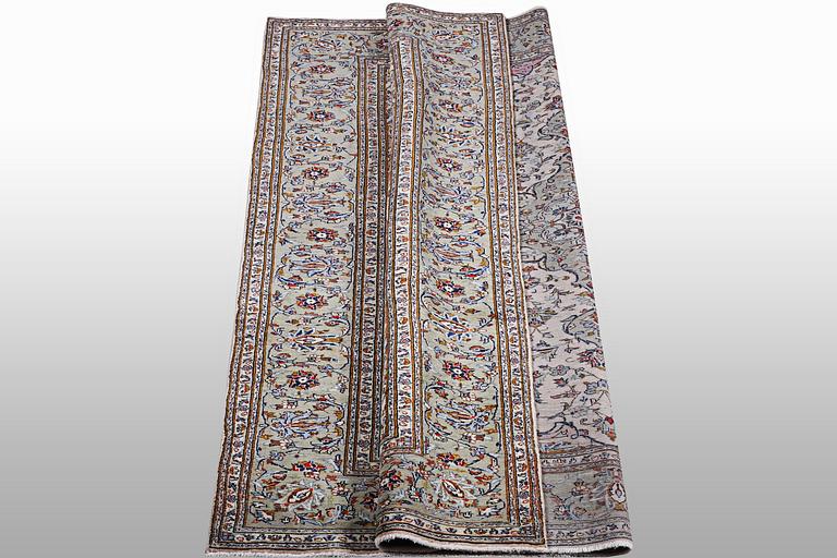 A carpet, Kashan, ca 291 x 201 cm.
