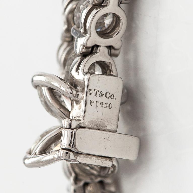 Tiffany & Co, "Victoria" tennisrannekoru, platinaa sekä briljantti- ja marquisehiottuja timantteja.