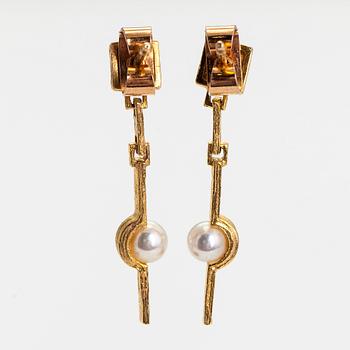 Björn Weckström, a pair of 14K gold 'Nuvola' earrings with a cultured pearl. Lapponia.