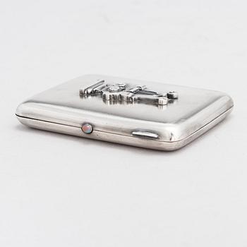 Cigarettetui, silver, med lyra stämplad i Kiev 1828-1887, etuiet stämplat Pjotr Baskakov, Moskva 1908.