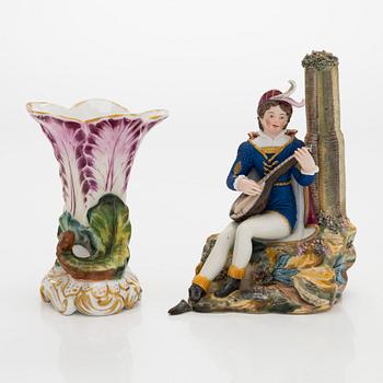 Maljakko, posliini, Andrei Miklashevskij -posliinitehdas, 1800-luvun puoliväli, sekä figuriini, tuntematon valmistaja.