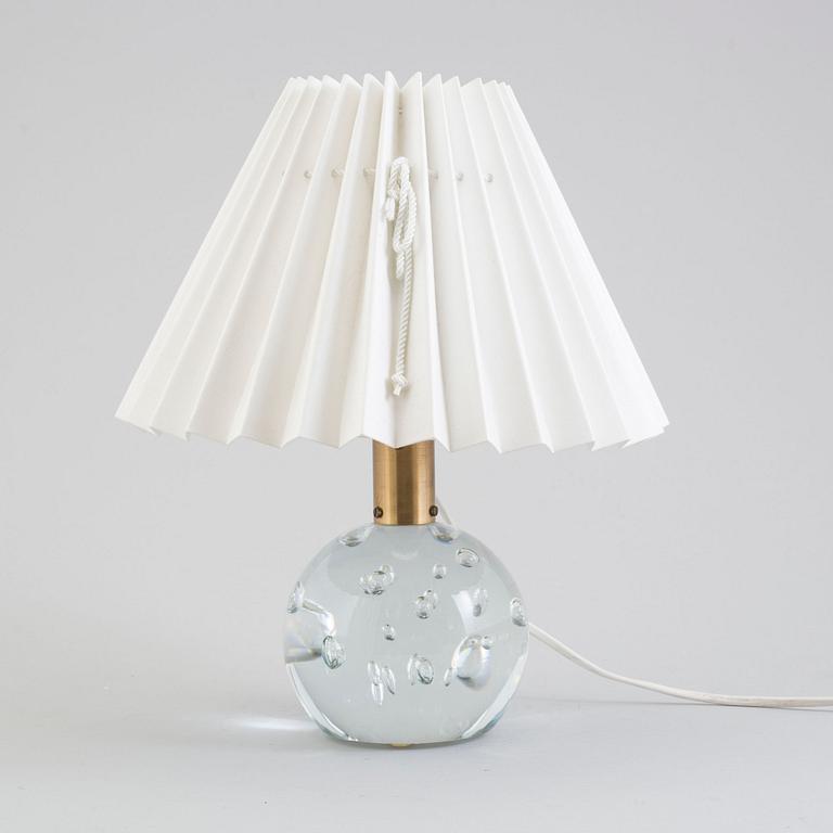 JOSEF FRANK, bordslampa, modell 1819, Firma Svenskt Tenn, modellen formgiven 1934.