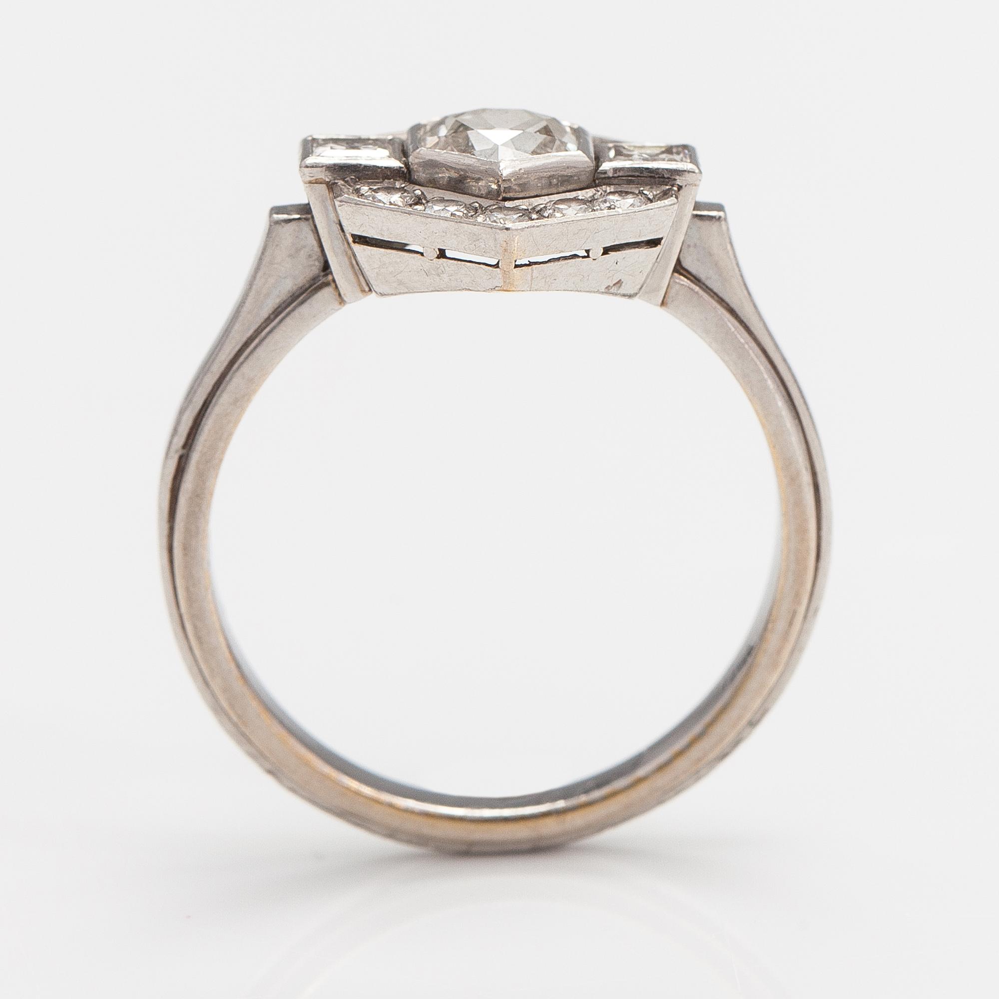 Alexander Tillander, Sormus, art déco tyyli, platinaa, timantteja n. 1.10 ct yht. Helsinki 1900-luvun loppuosa.