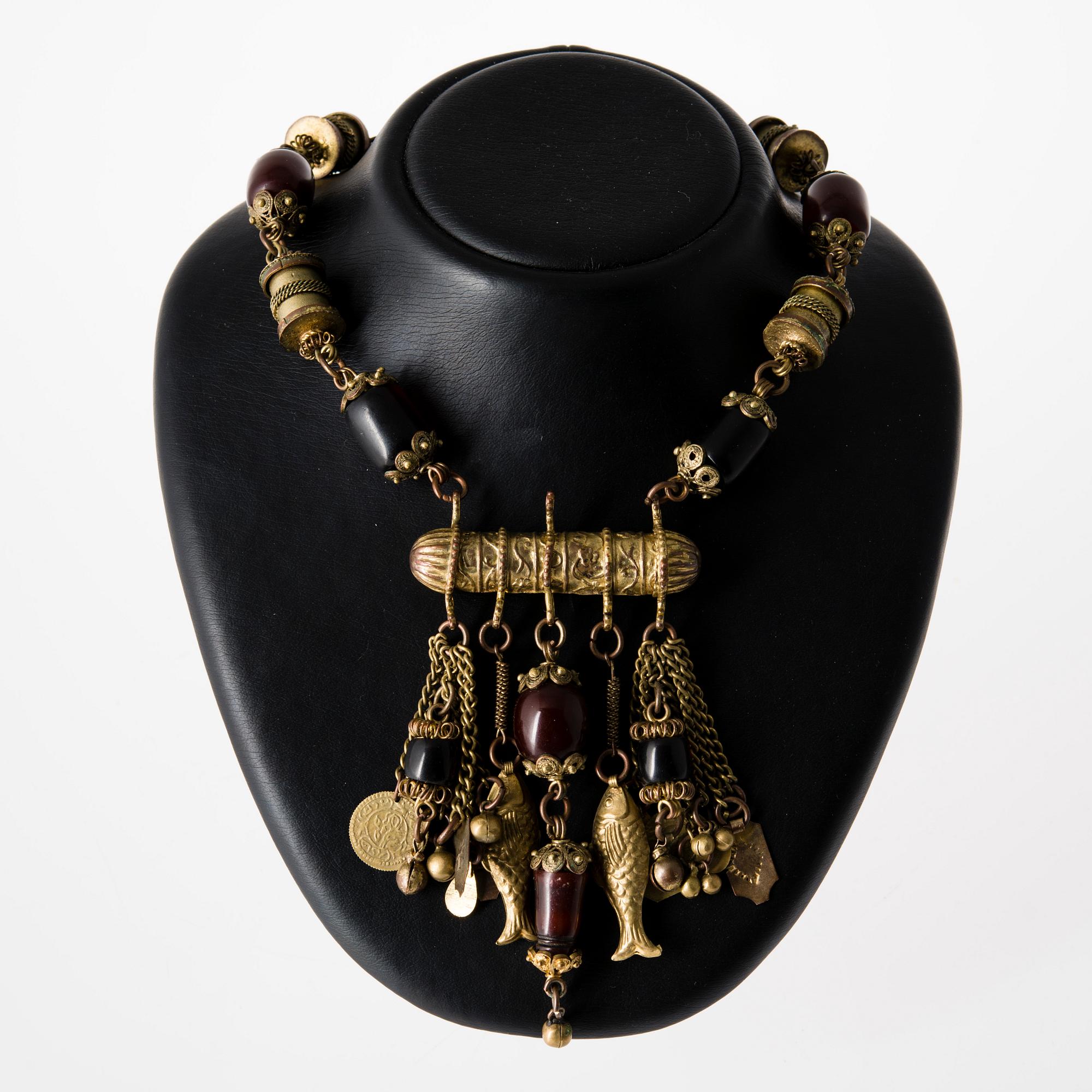 HALSSMYCKE, metall och bakelitpärlor. Egypten 1950-tal.