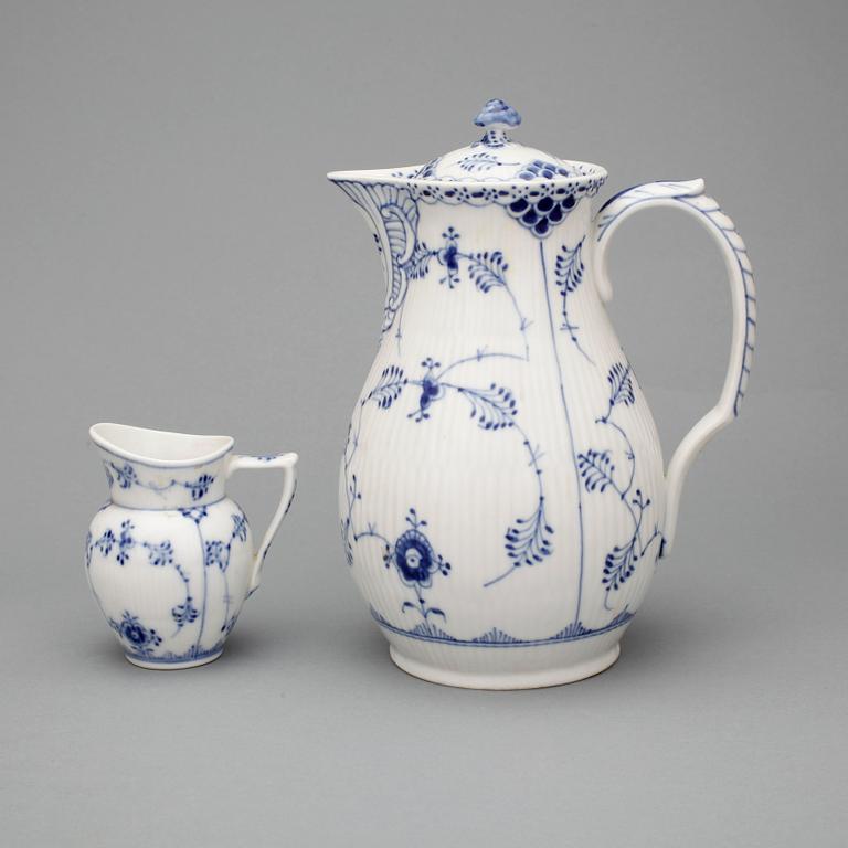 MATSERVIS, 74 delar. Porslin. Musselmalet. Royal Copenhagen.