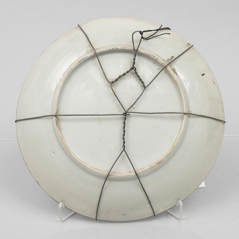 A Chinese export porcelain dish, Qing dynasty, Qianlong (1736-95).