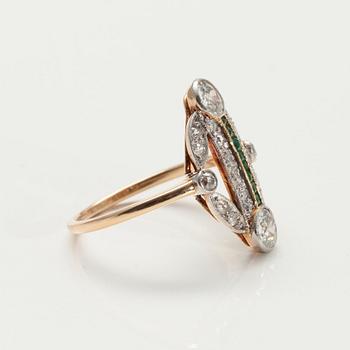 A RING, 14K gold. Old cut diamonds c. 1.75 ct, emeralds. Size 17,5. Weight 3.8 g.