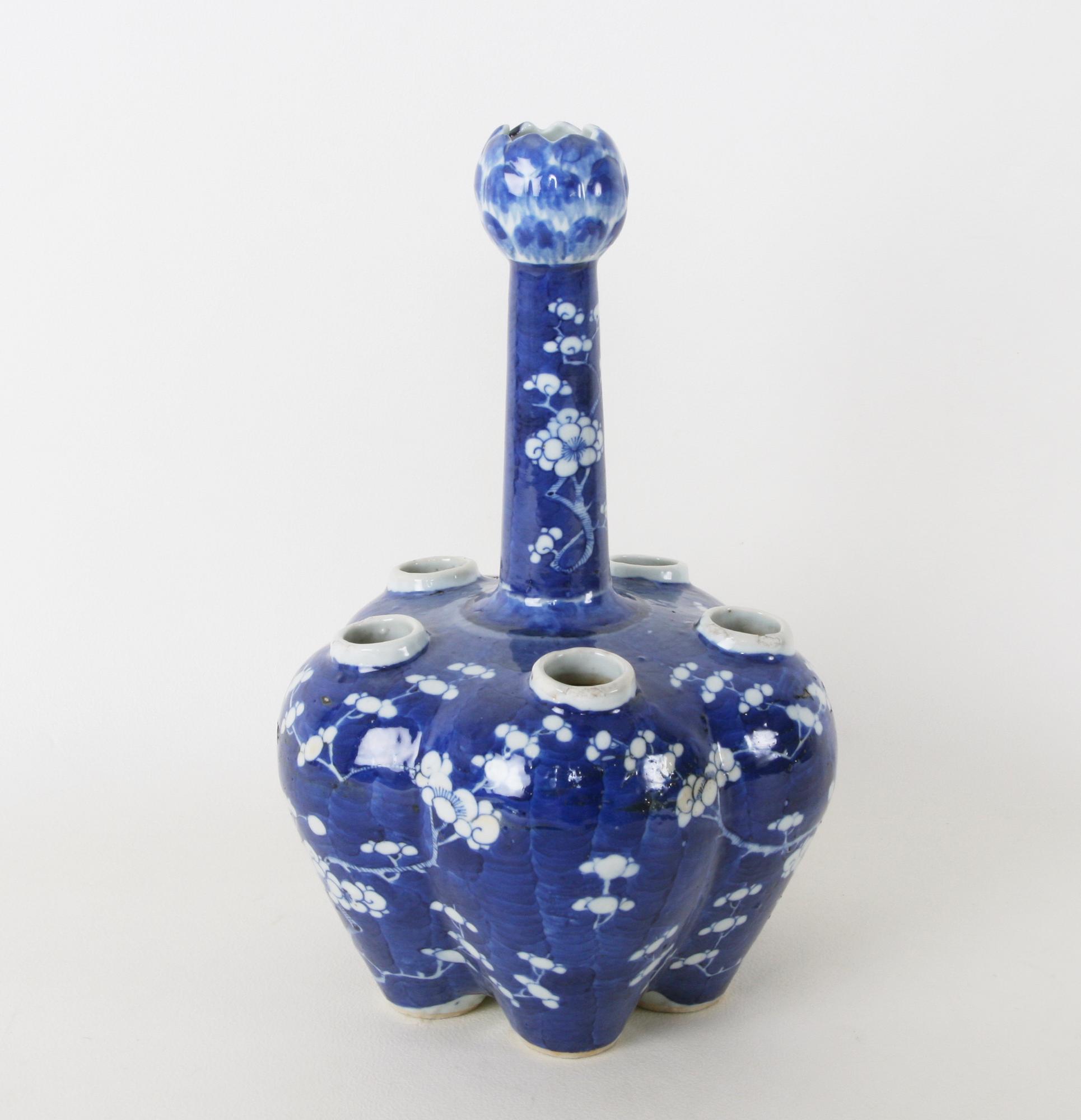 TULPANVAS, porslin. Kina, 1800-talets slut.