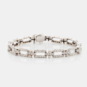 476. An 18K white gold bracelet set with round brilliant-cut diamonds.