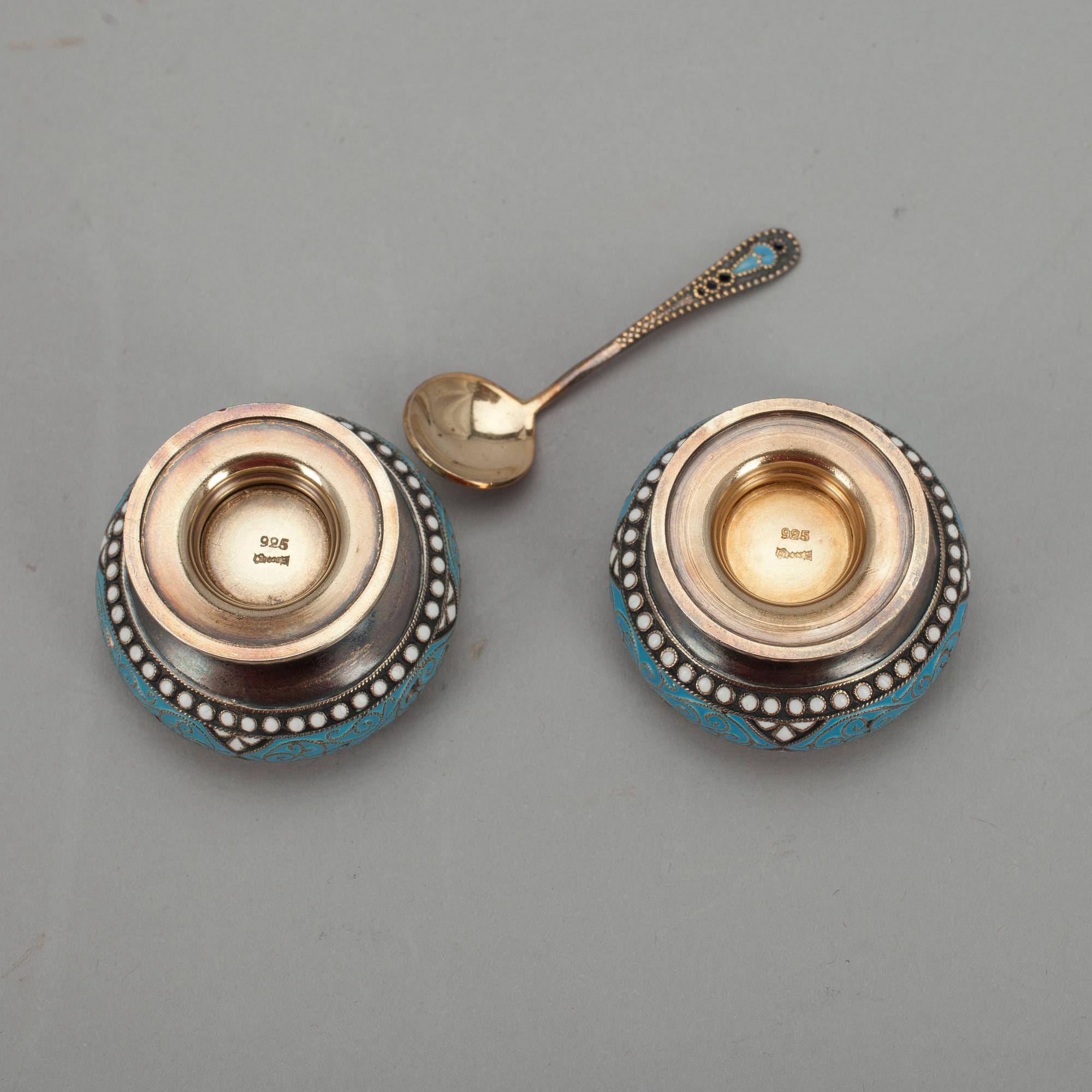 SALTKAR, ett par, samt SKED, förgyllt silver samt cloisonné emalj, Sovjet 1900-talets senare hälft.