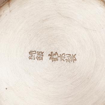 TEKANNA, LJUSSTAKE, VAS SAMT RÖKELSEKAR, sannolikt nysilver, Kina, 1900-tal. Vikt ca 1360 gram.