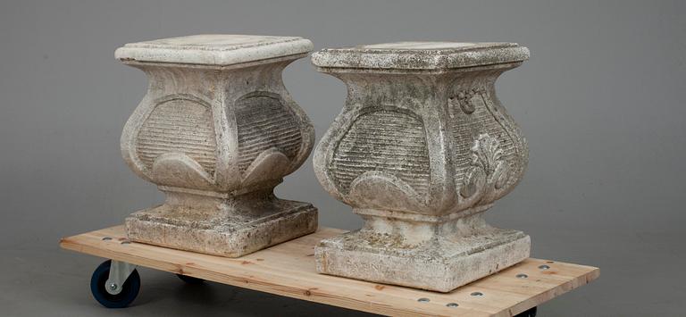 TRÄDGÅRDSPOSTAMENT, ett par, konststen, England 1900-tal.