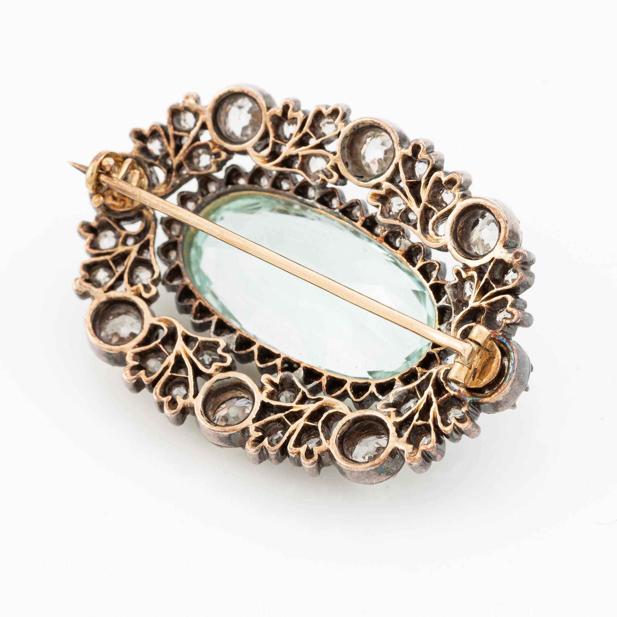 Brosch silver och guld med en fasettslipade  akvamarin och gammalslipade diamanter.