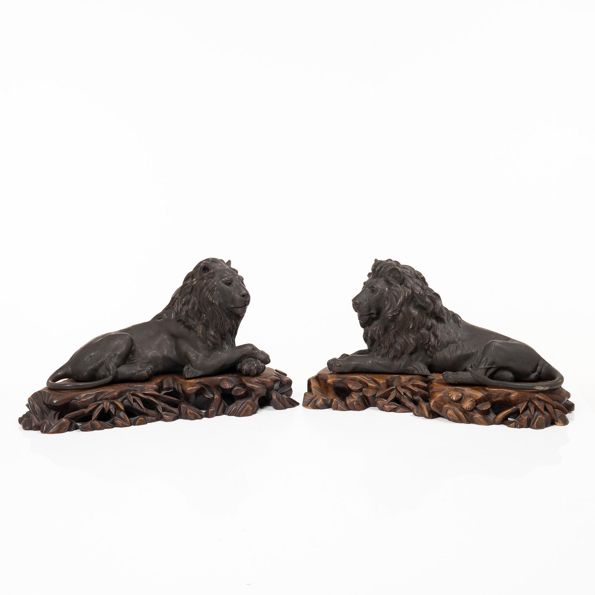 A pair of Japanese bronze lions, Meiji (1868-1912). Signed.