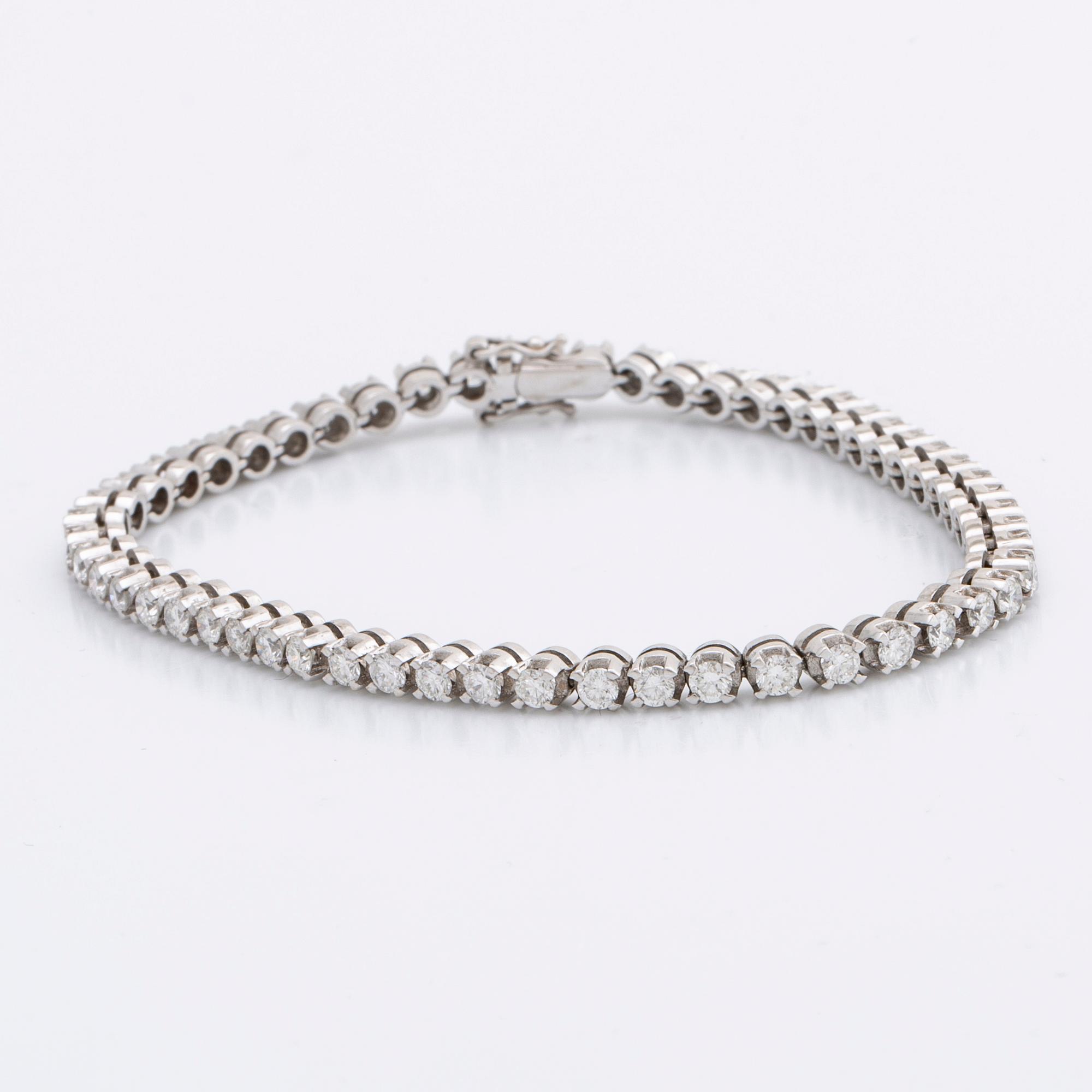 TENNISARMBAND 18K vitguld m 54 briljanter ca 3 ct.