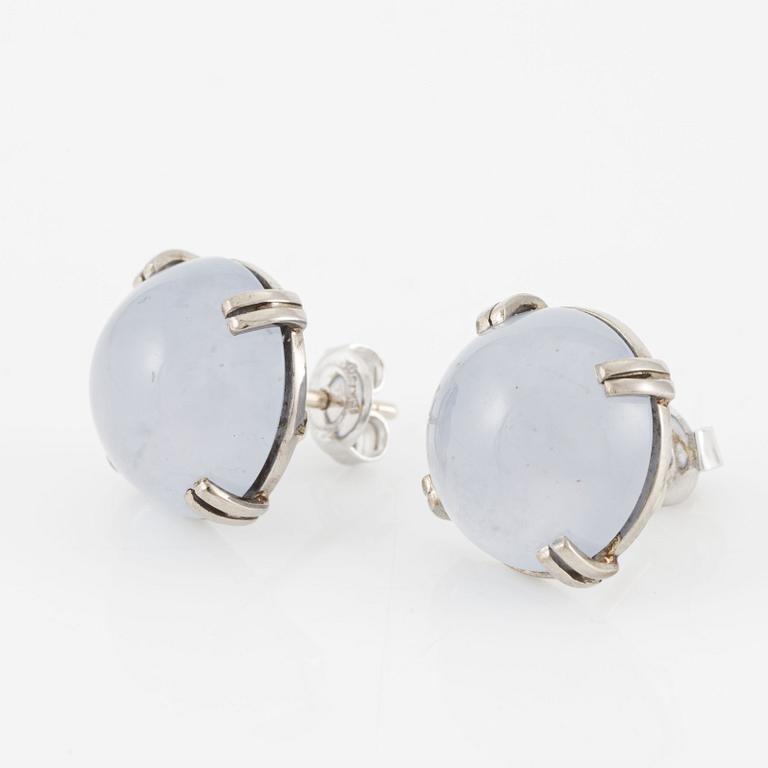Earrings, a pair, 18K white gold with chalcedony.