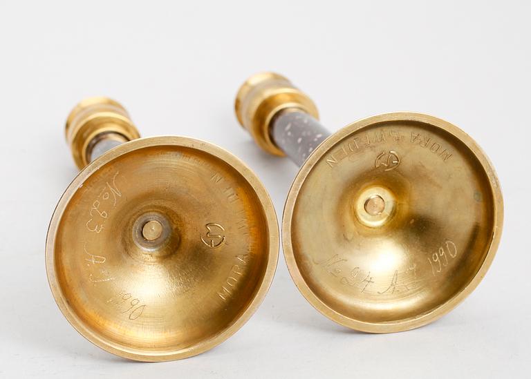 LJUSSTAKAR, 1 par, porfyr och mässing, Mora, sent 1900-tal.