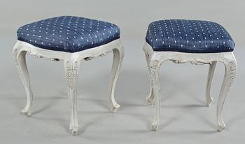 TABURETTER, ett par, rokokostil, omkring 1900-talets mitt.