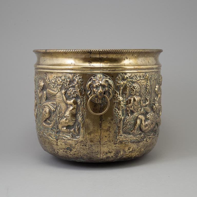 AN 18TH/19TH CENTURY BRASS FLOWER POT.