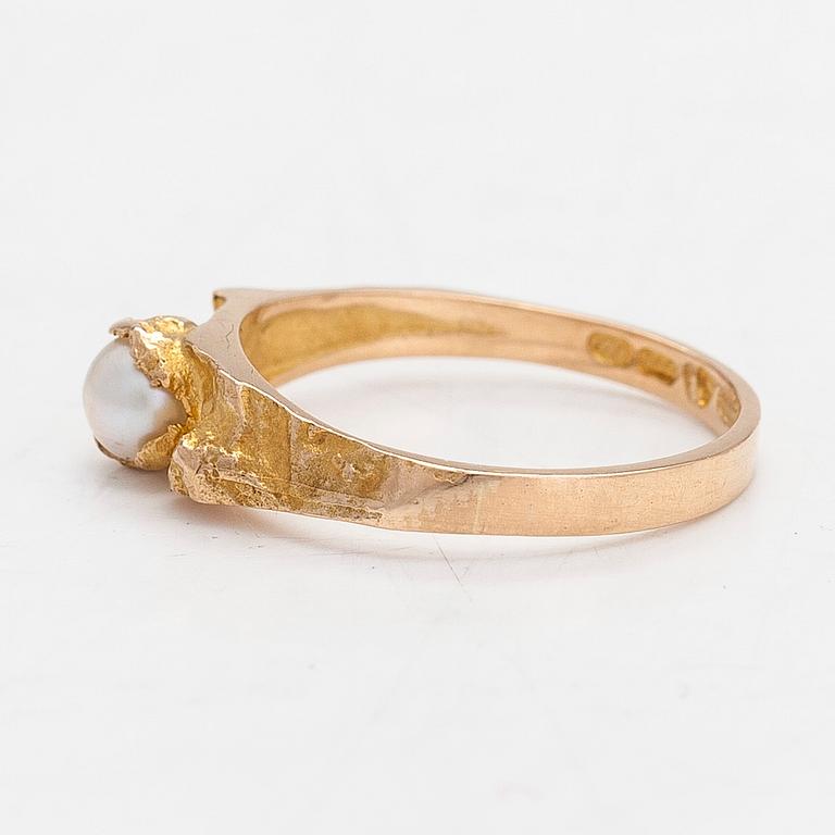 Björn Weckström,  ring, "Litet ord", 14K guld och odlad pärla. Lapponia 1965.