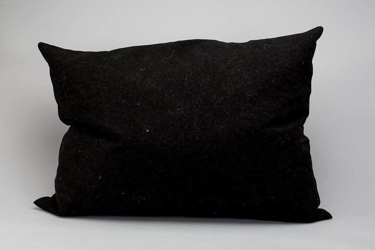 ÅKDYNA, broderad, 1900-talets första hälft.