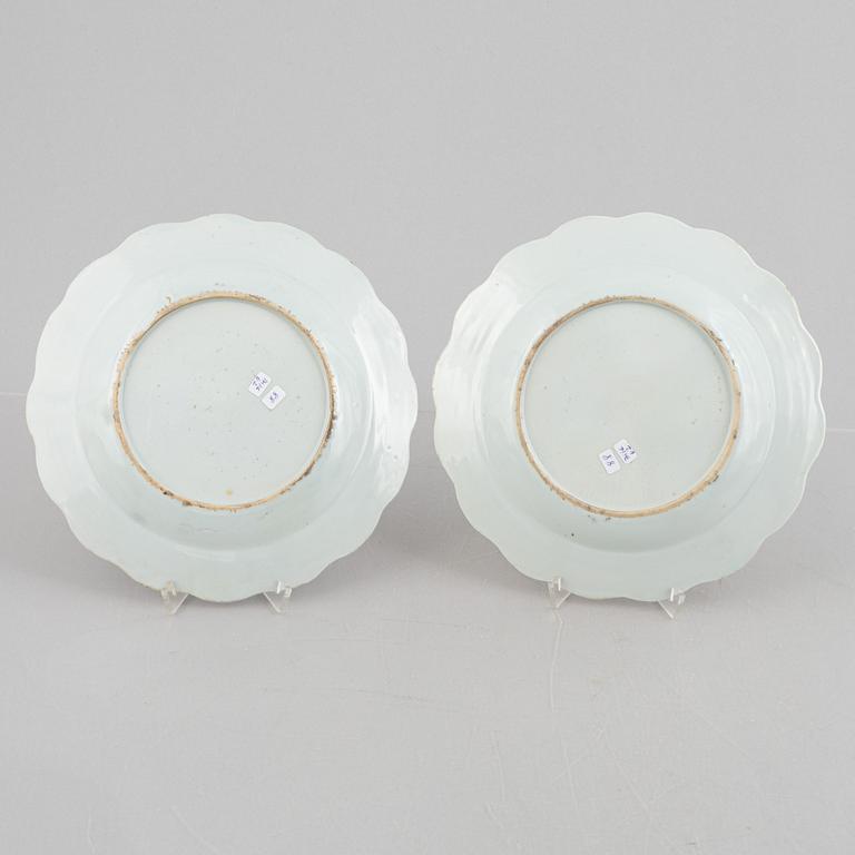 A set of five famille rose dishes, and two small dishes, Qing dynasty, Qianlong (1736-95).
