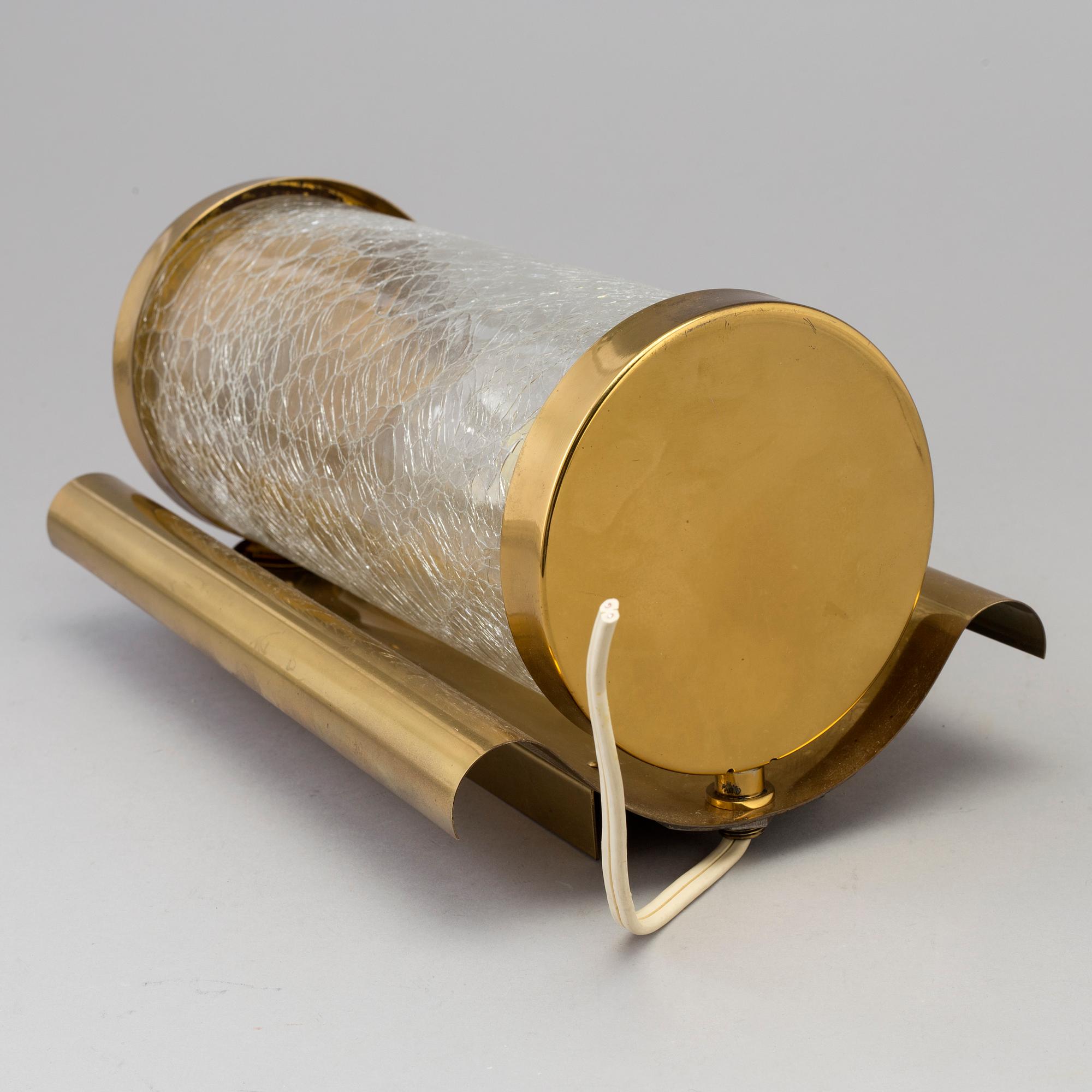 VÄGGLAMPA, Konsthantverk, Tyringe, mässing och glas. Troligen 1970-tal.