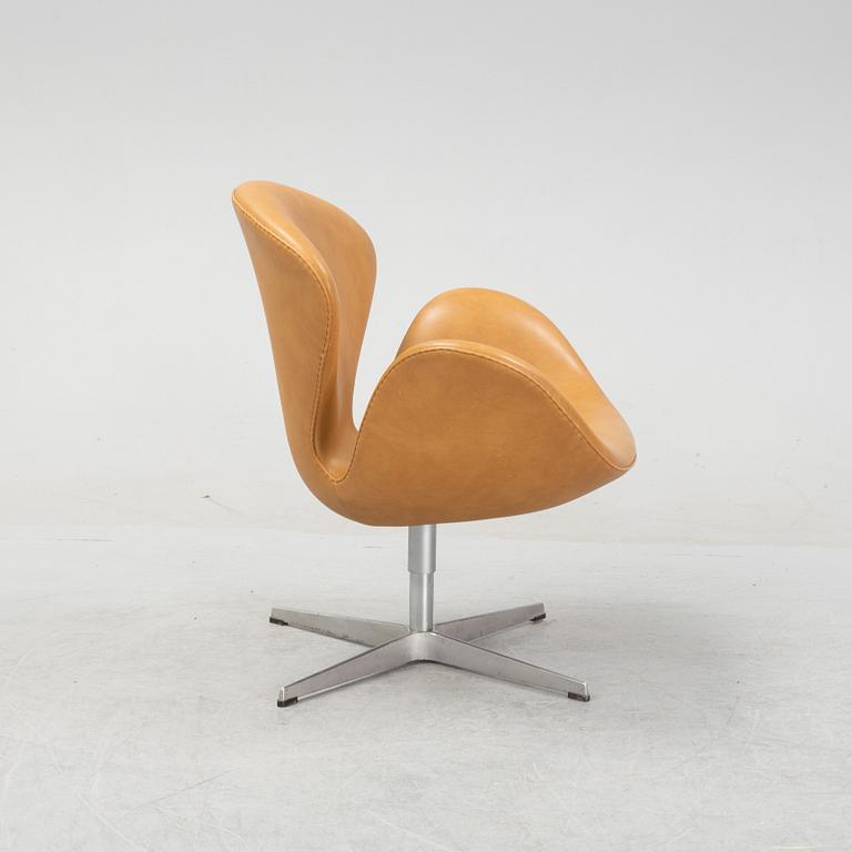 Arne Jacobsen, fåtölj, "Svanen", Fritz Hansen, formgiven 1958, daterad 2007.