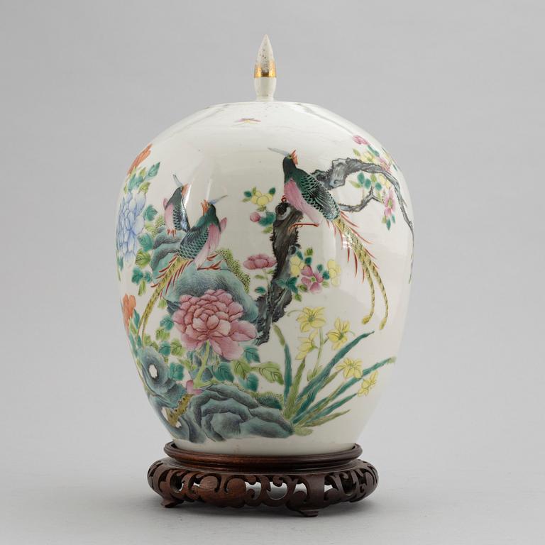 A Chinese porcelain urn with cover, first half of the 20th Century.