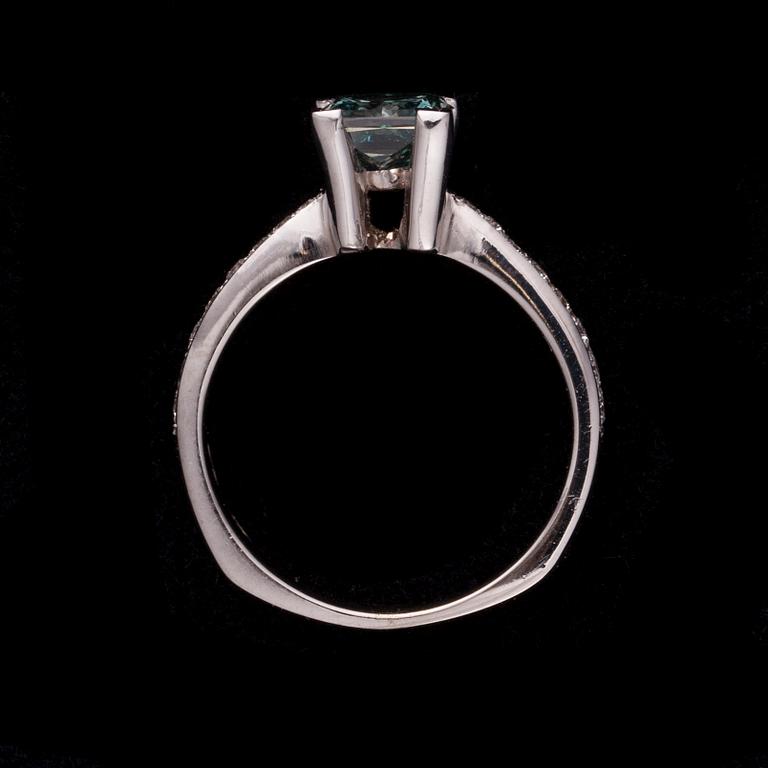 RING, 18K vitguld, färgad blå diamant, färglösa diamanter. Vikt ca 4,2 g. Intyg.