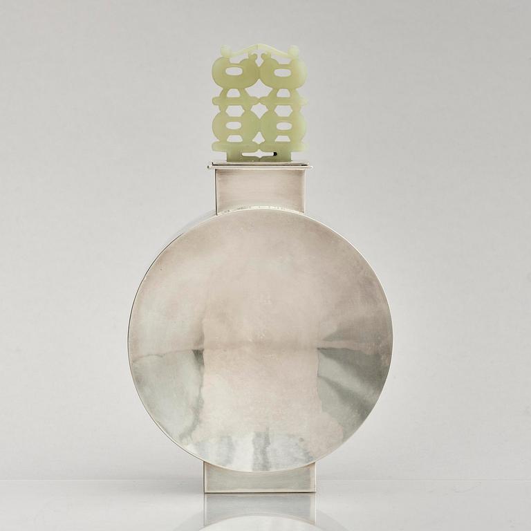 Inga Lagervall Ringbom, flaska med lock, sterling silver och nefrit, Stockholm 1978.