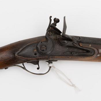 A 18TH CENTURY FLINTLOCK RIFLE.