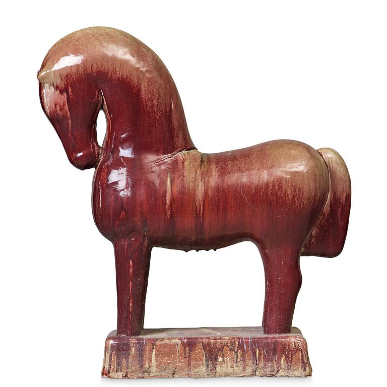 Ulla & Gustav Kraitz, a large stoneware sculpture of a horse, Fogdarp, Förslöv.