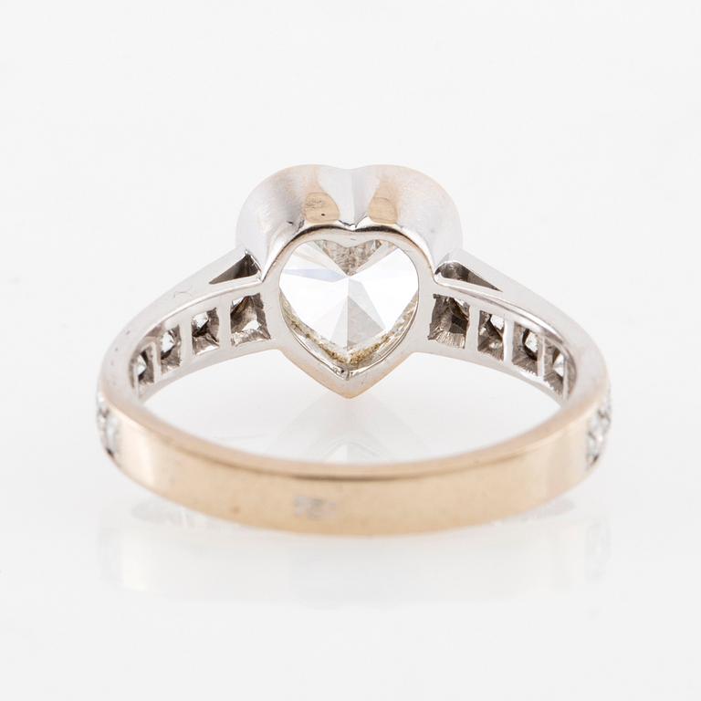 Ring 18K white gold set with a heart-shaped diamond approx. 2.00 ct and round brilliant-cut diamonds.