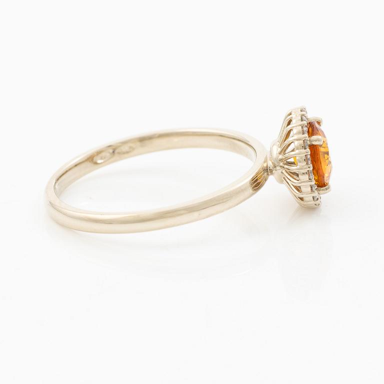Ring 14K gold with citrine and brilliant-cut diamonds.