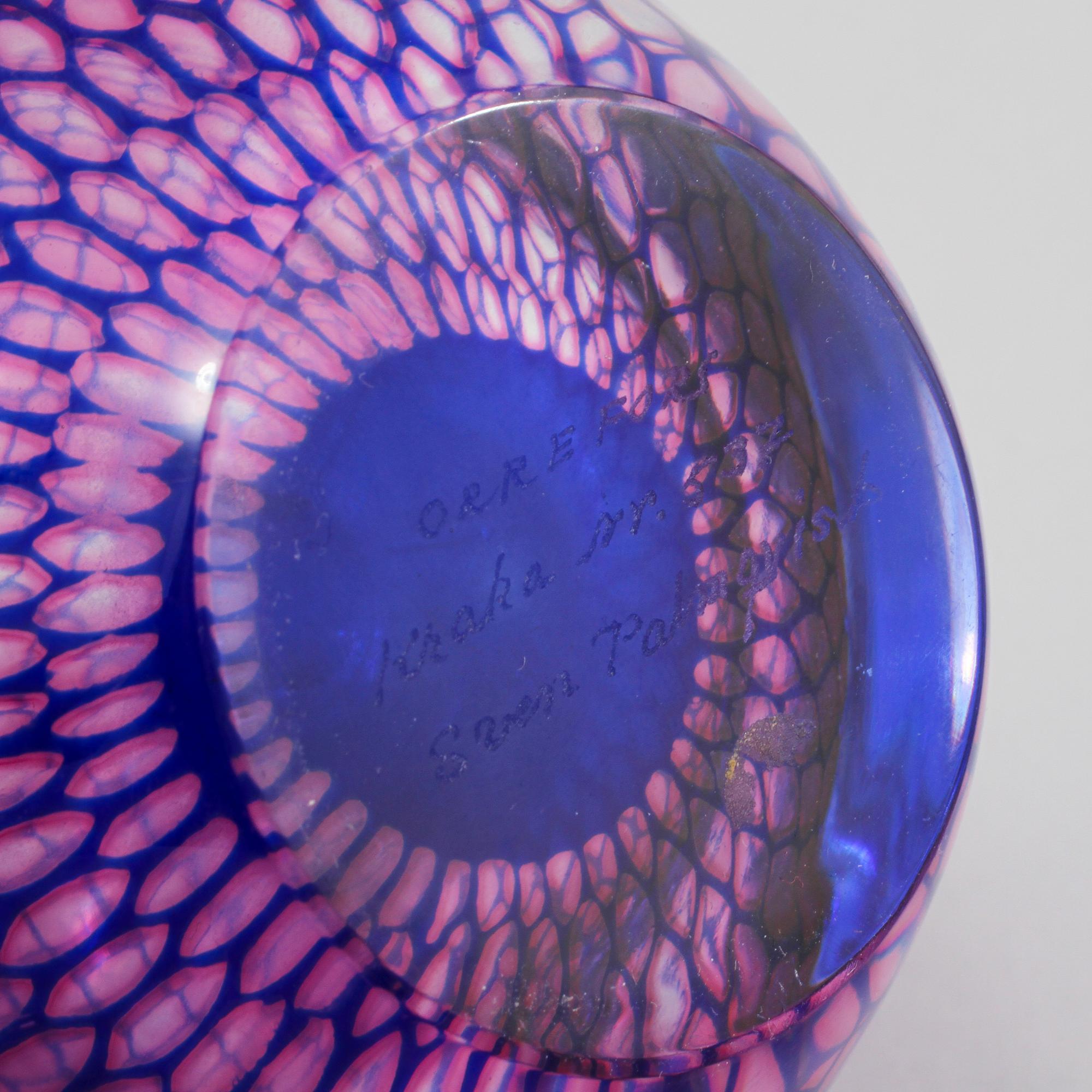 VAS, glas, "Kraka", Sven Palmqvist, Orrefors, signerad och numrerad 537, 1900-talets andra hälft.