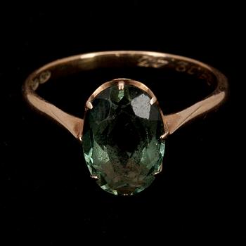 RING, 14K guld, syntetisk spinell. O. Lindroos, Helsingfors 1943. Vikt 2.8 g.